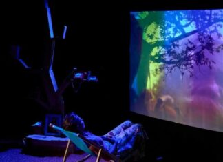 «La mujer más feliz del mundo» interroga con ironía sobre la esencia de la felicidad